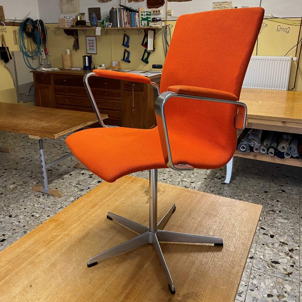 fritz_hansen_stuhl_mit_originalem_bezugsstoff_in_orange