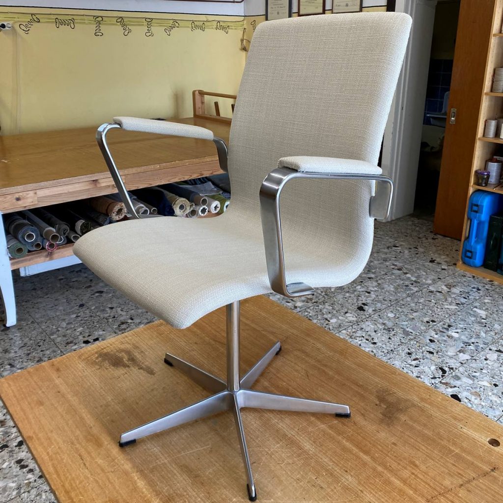 fritz_hansen_stuhl_neu_gepolstert_und_hellem_bezugsstoff_bezogen